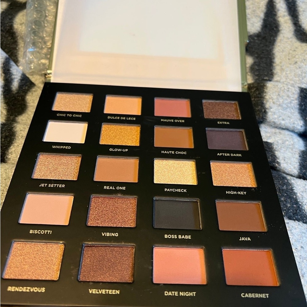 Just found!!  new pic !! Iconic London blooming & gleaming eyeshadow palette
